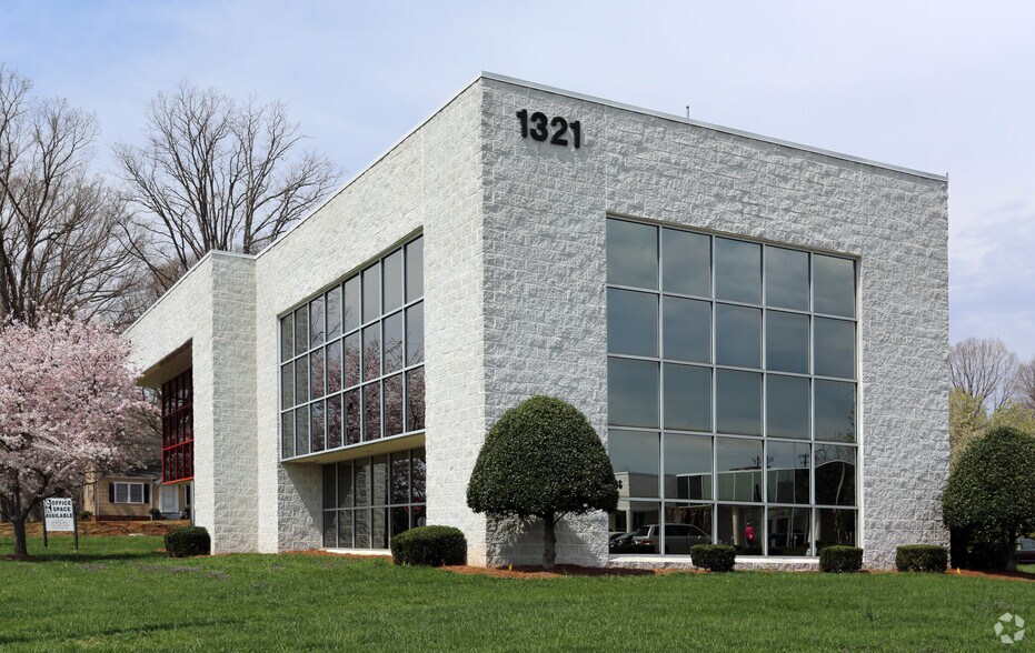 More Photos Of 1540 Westbrook Plaza Dr, Winston-Salem Unknown For Lease