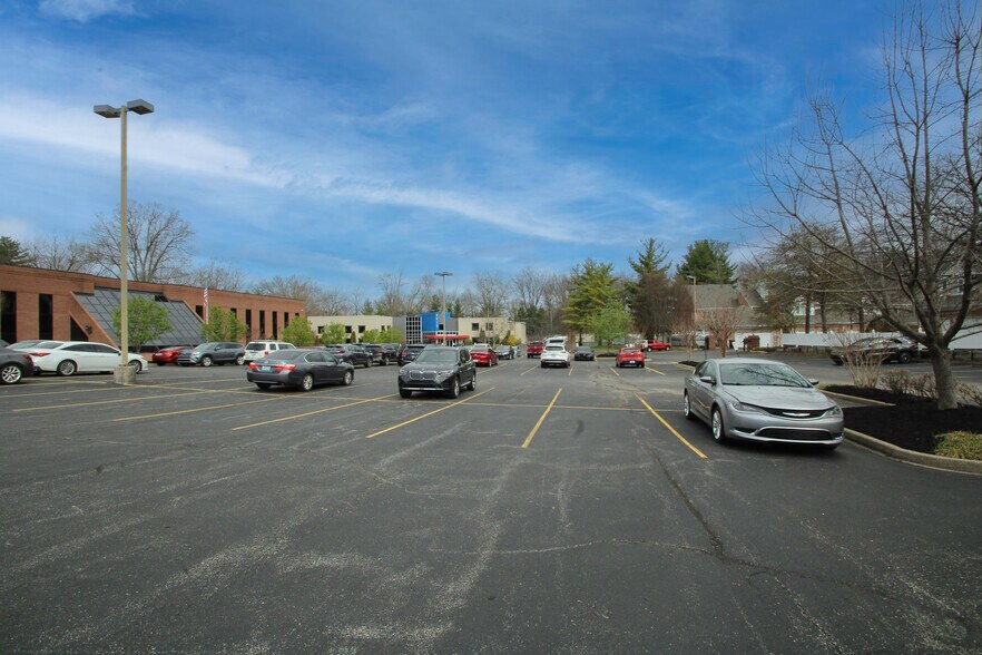 More Photos Of 9911 Shelbyville Rd, Louisville Office For Lease