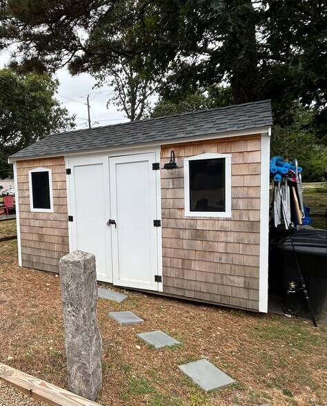 More Photos Of 9 Brunswick Ave, Vineyard Haven Specialty For Sale