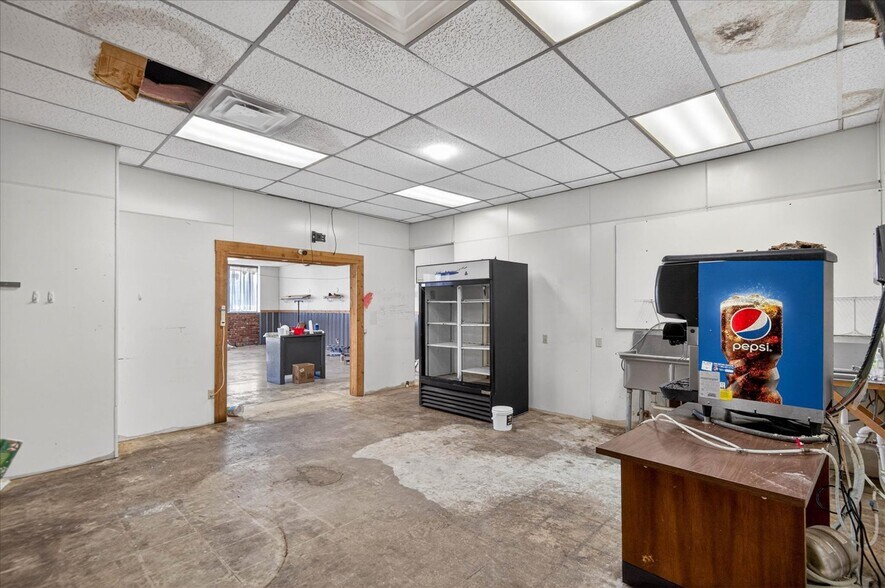 More Photos Of 121 N Maple St, Nowata Storefront For Sale