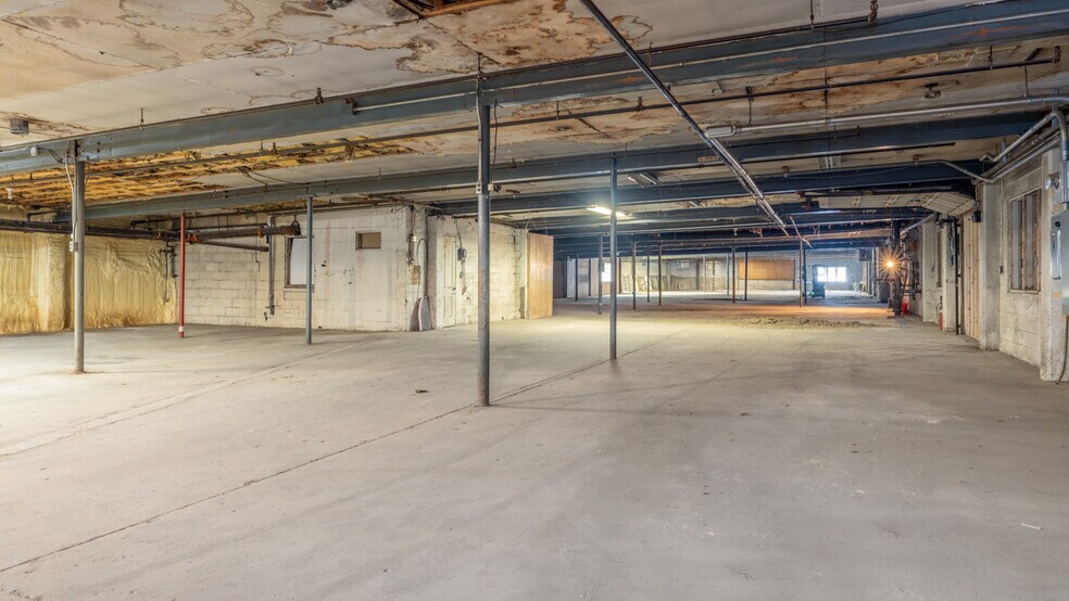 More Photos Of 106 E Smith St, Iron Mountain Distribution For Sale