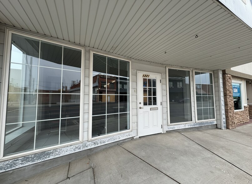 More Photos Of 1221 Overland Ave, Burley Storefront For Sale