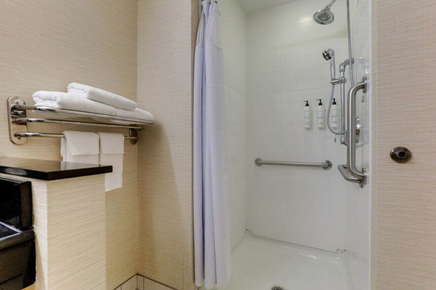 More Photos Of 1111 N Lorraine St, Hutchinson Hotel For Sale