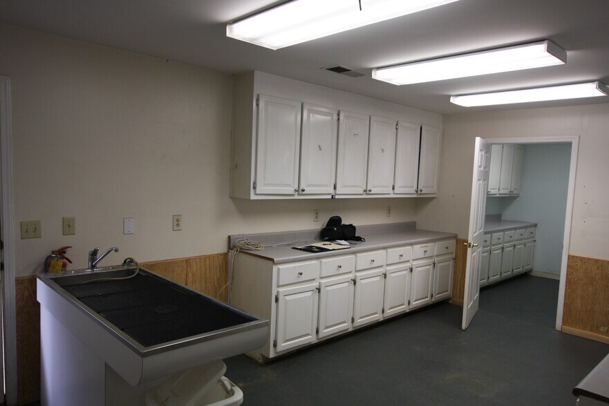 More Photos Of 691 N Cave Spring St, Cedartown Specialty For Sale