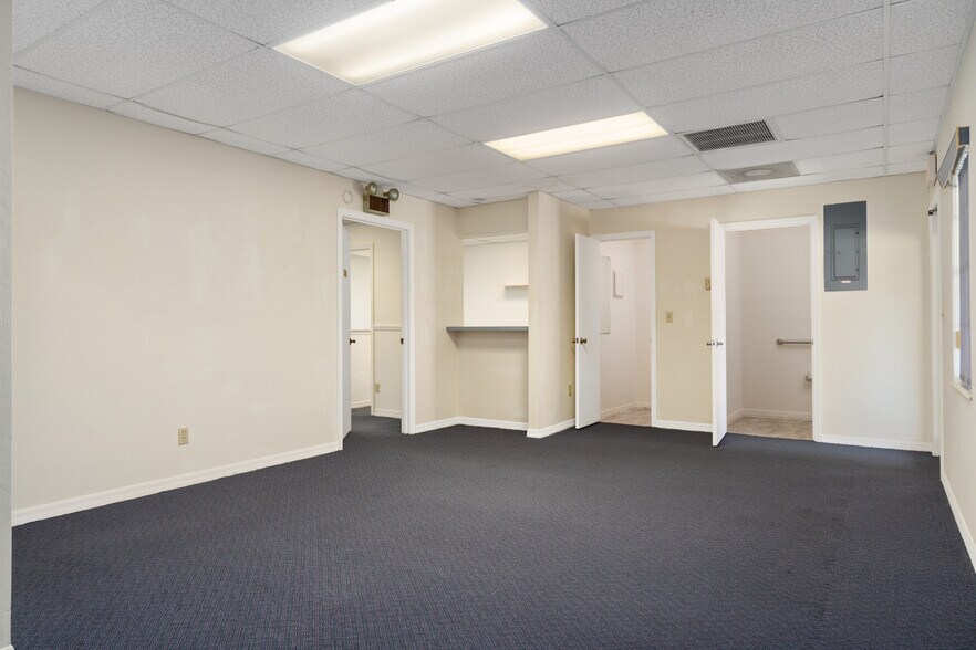More Photos Of 300 S Line Ave, Inverness Medical For Sale