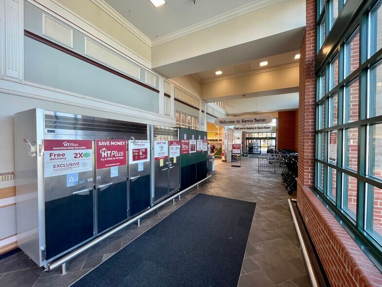 More Photos Of 5706 Wyalong Dr, Charlotte Storefront For Lease
