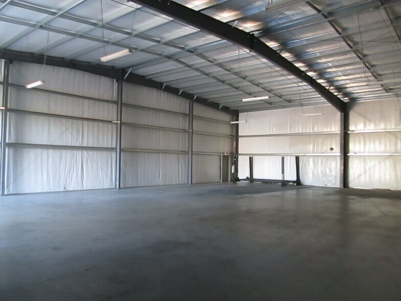 More Photos Of 1811 Greenleaf Ln, Leesburg Warehouse For Lease