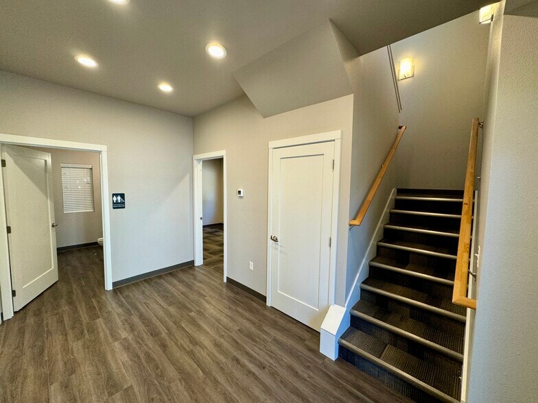 More Photos Of 6500 SW Beaverton-Hillsdale Hwy, Portland Office For Sale