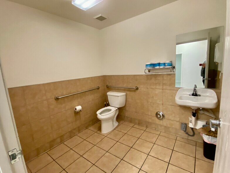 More Photos Of 1710 W Horizon Ridge Pky, Henderson Unknown For Lease