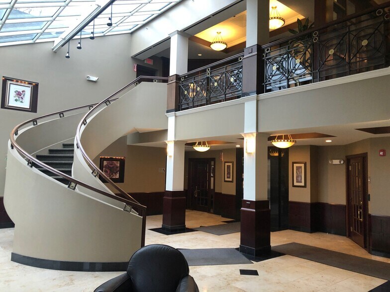 More Photos Of 1668 S Telegraph Rd, Bloomfield Hills Office For Lease