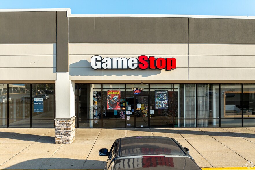 More Photos Of 438-462 E Edgewood Blvd & SEC American Rd & E Edgewood Blvd, Lansing Storefront For Lease