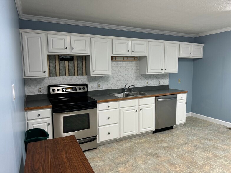 More Photos Of 1031 S Main St, Woodstock Medical For Sale