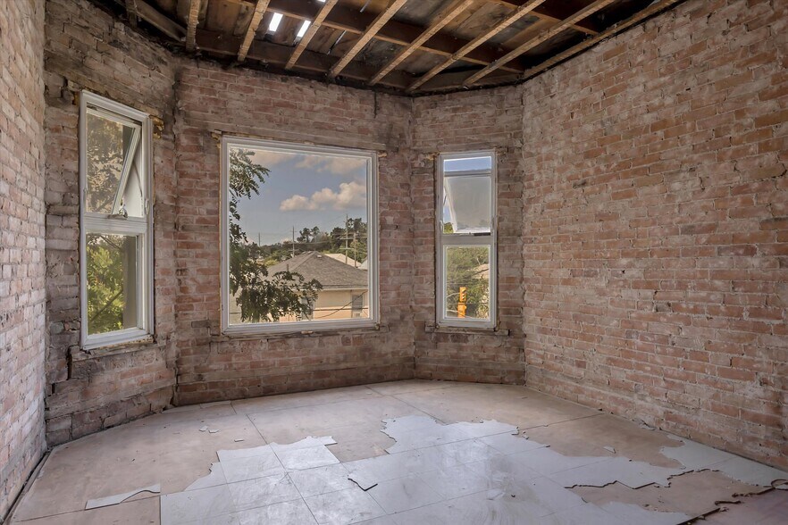 More Photos Of 514 Aylmer St N, Peterborough Multifamily For Sale