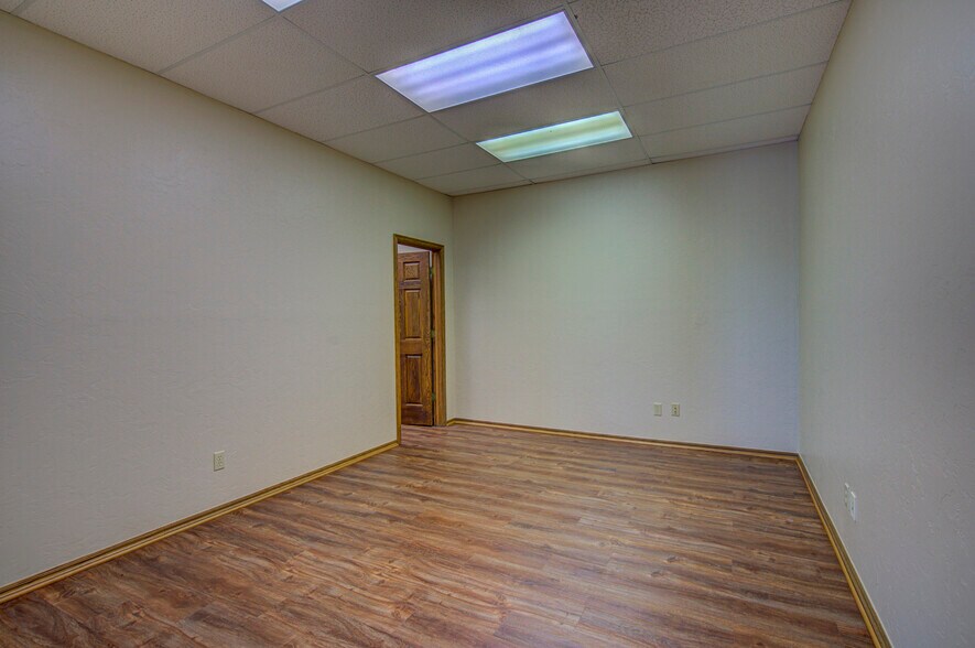 More Photos Of 2830 NW 32nd St, Newcastle Office For Sale