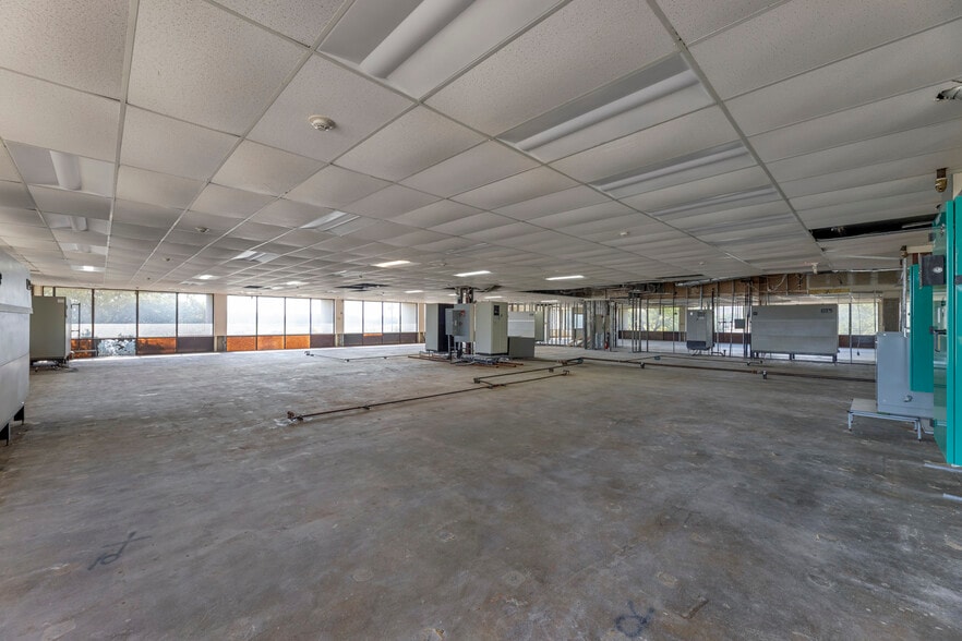 More Photos Of 4221 S Walton Walker Blvd, Dallas Office For Sale