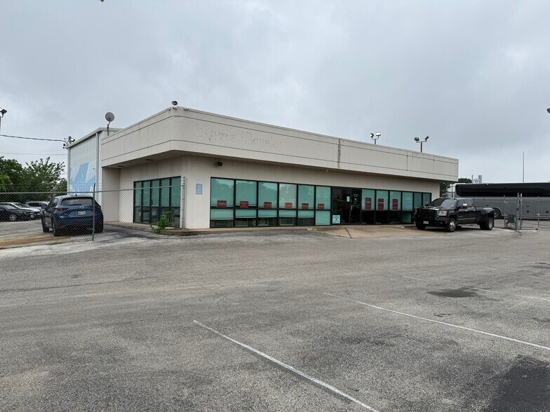 More Photos Of 6415 E US HWY 290, Austin Showroom For Lease