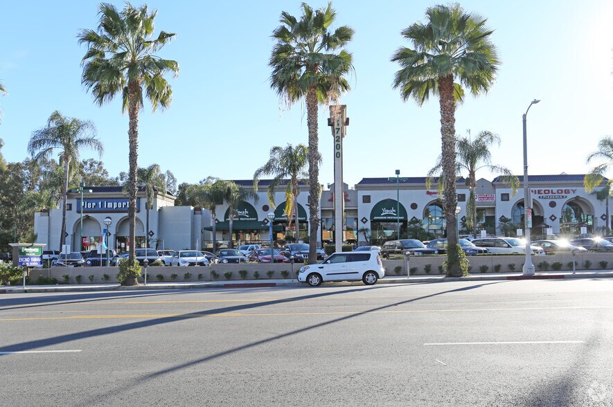 More Photos Of 17200 Ventura Blvd, Encino General Retail For Lease