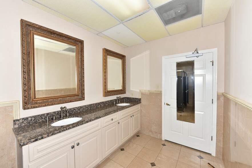 More Photos Of 3120 Medlock Bridge Rd, Peachtree Corners Light Distribution For Sale