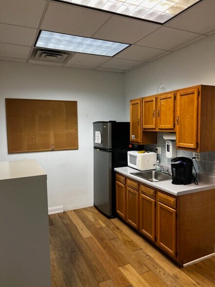 More Photos Of 9 River Rd, Conshohocken Light Distribution For Sale