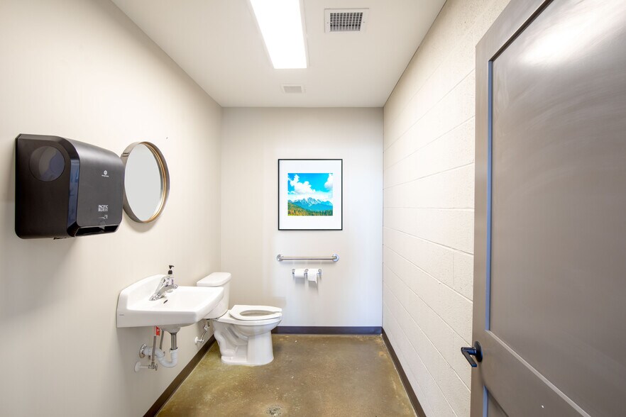 More Photos Of 22 Rorke rd, Etna General Retail For Sale
