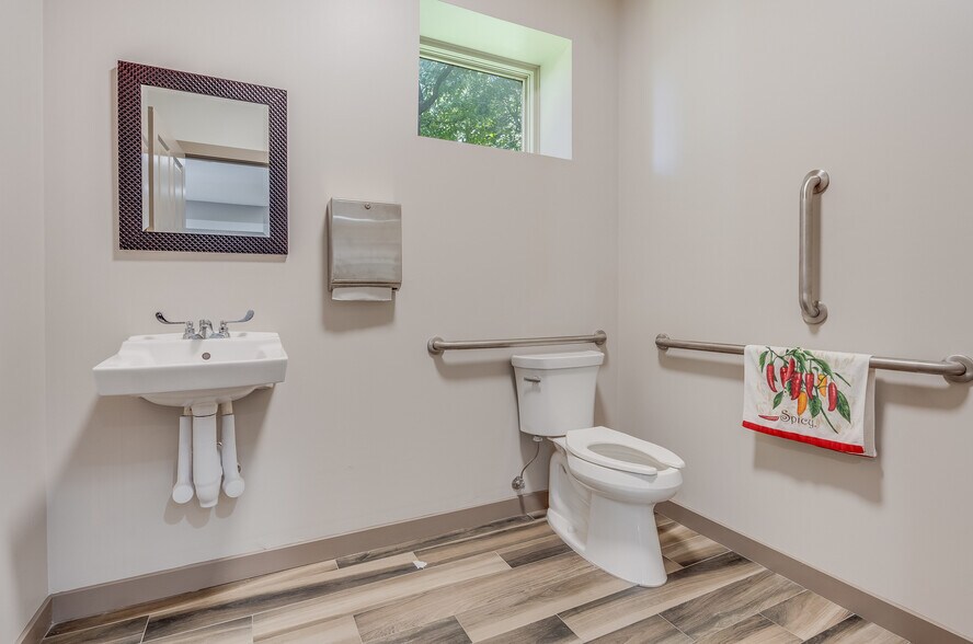 More Photos Of 321 Warren Ave, Stirling Light Manufacturing For Sale