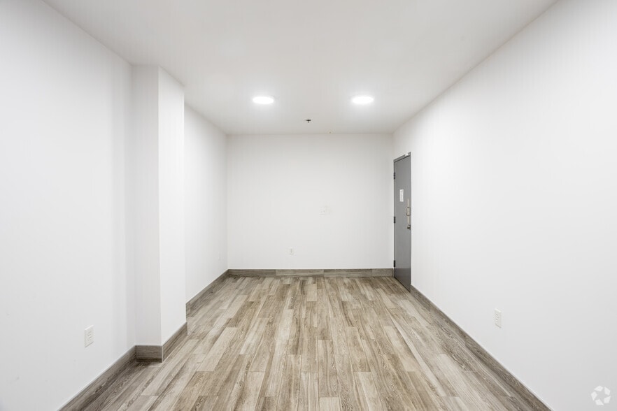 More Photos Of 10008-10022 167 St NW, Edmonton Showroom For Sale