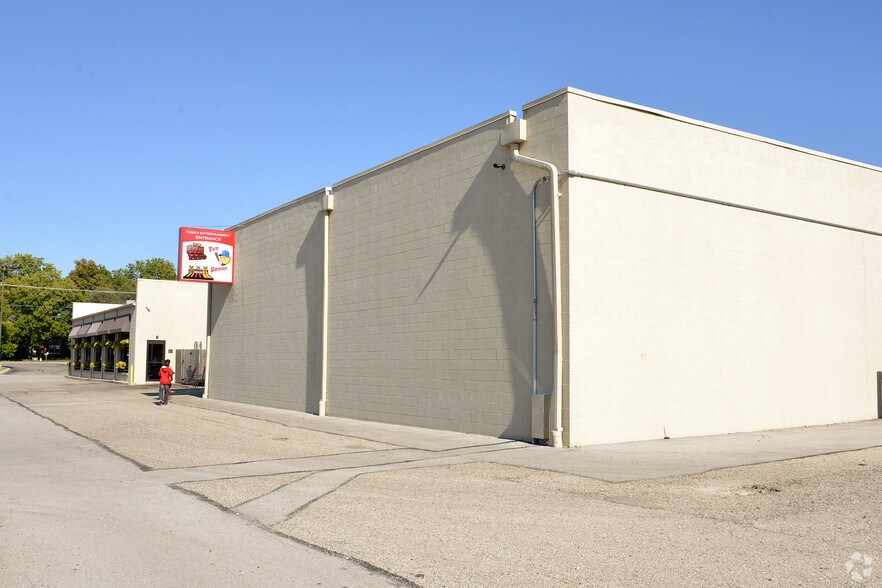 More Photos Of 557-569 S Main St, Englewood Unknown For Lease