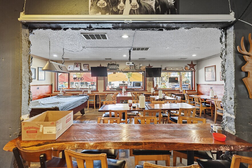 More Photos Of 216 W Steuben St, Cook General Retail For Sale