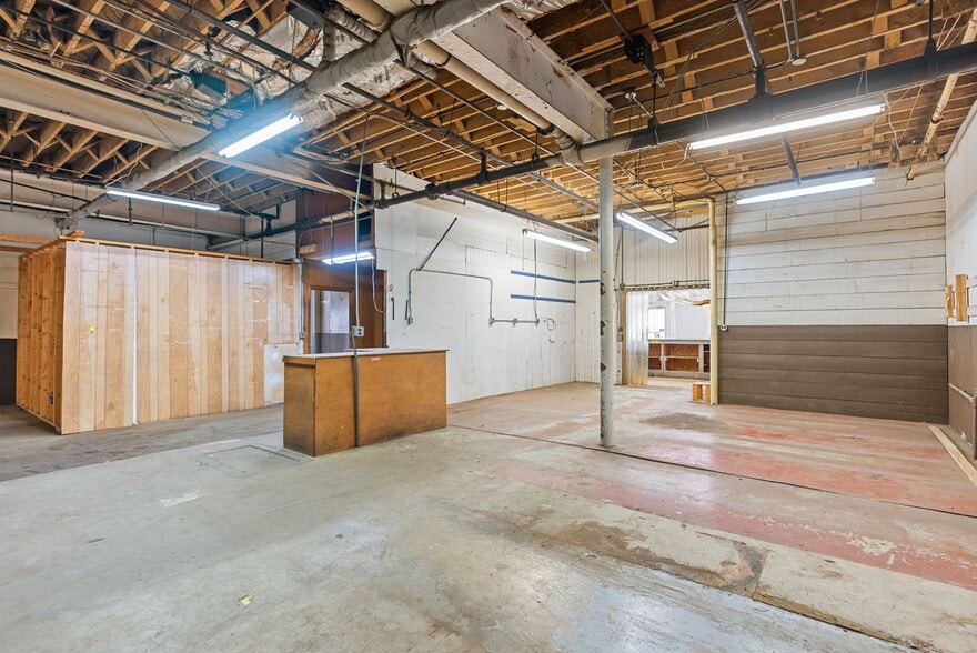 More Photos Of 314 E Market St, Warsaw Showroom For Sale
