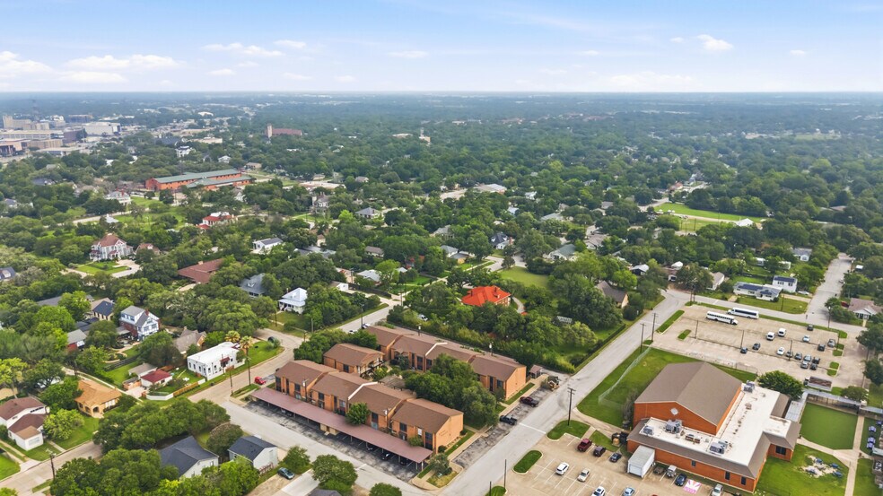 More Photos Of 611 S Ennis St, Bryan Apartments For Sale