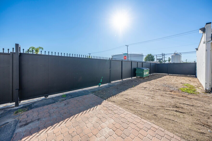 More Photos Of 5146 Maine Ave, Baldwin Park Flex For Lease