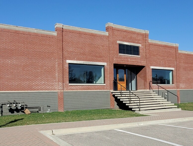 More Photos Of 101 S 1st St, West Dundee Loft Creative Space For Lease