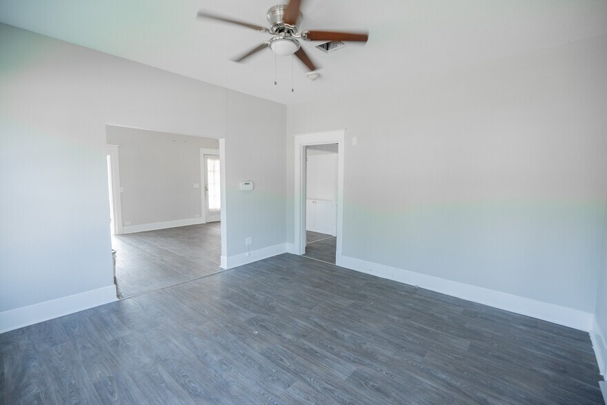 More Photos Of 1119 Smith St, Waller Office Residential For Lease