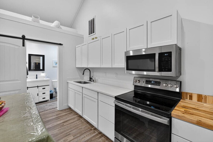 More Photos Of 1607 Norwich St, Brunswick Flex For Sale