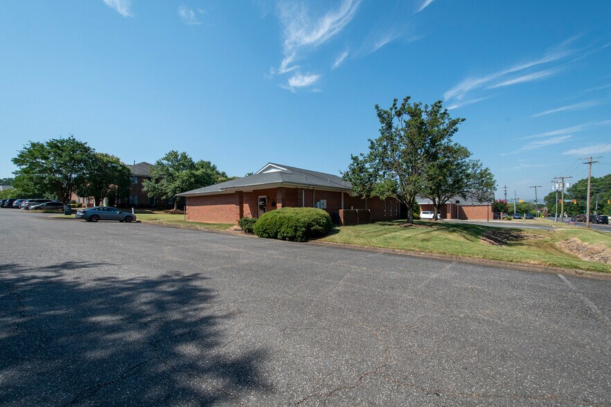 More Photos Of 504 S New Hope Rd, Gastonia Office For Lease