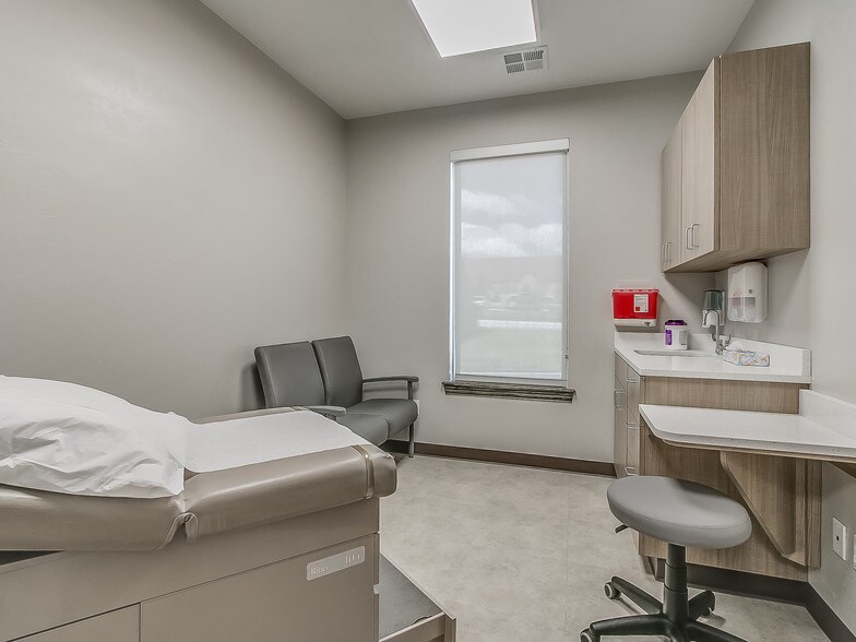 More Photos Of 608 Liberty Ln, Edmond Healthcare For Lease