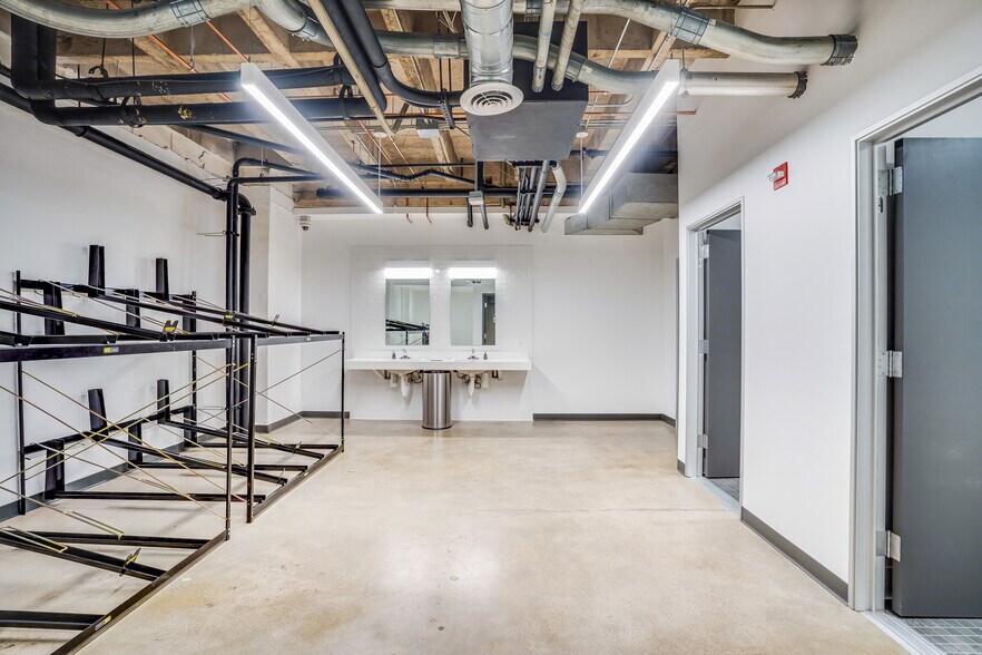 More Photos Of 818 W 7th St, Los Angeles Office For Lease