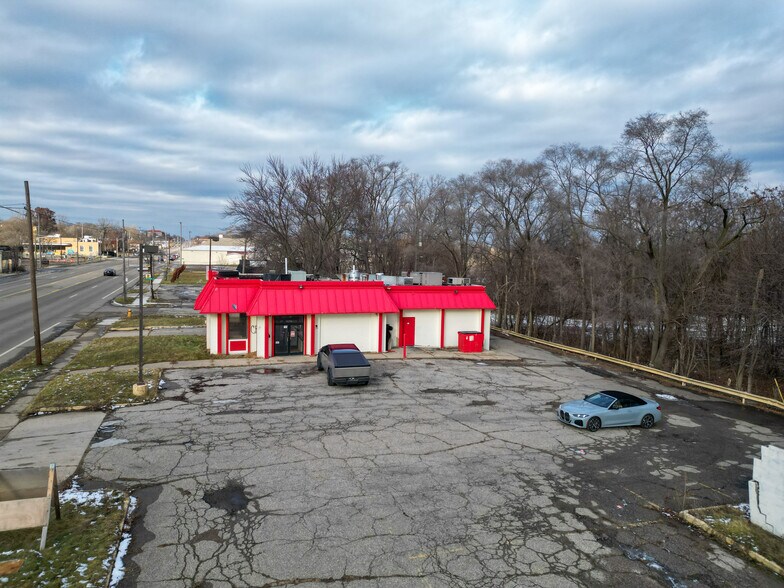 More Photos Of 3010 N Saginaw St, Flint Freestanding For Lease