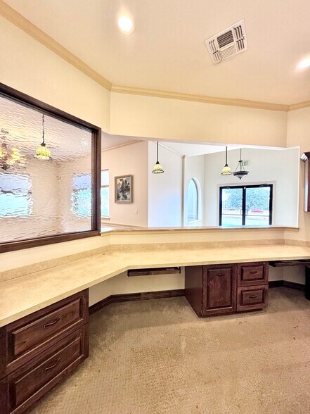 More Photos Of 101 S US Highway 75, Denison Medical For Lease