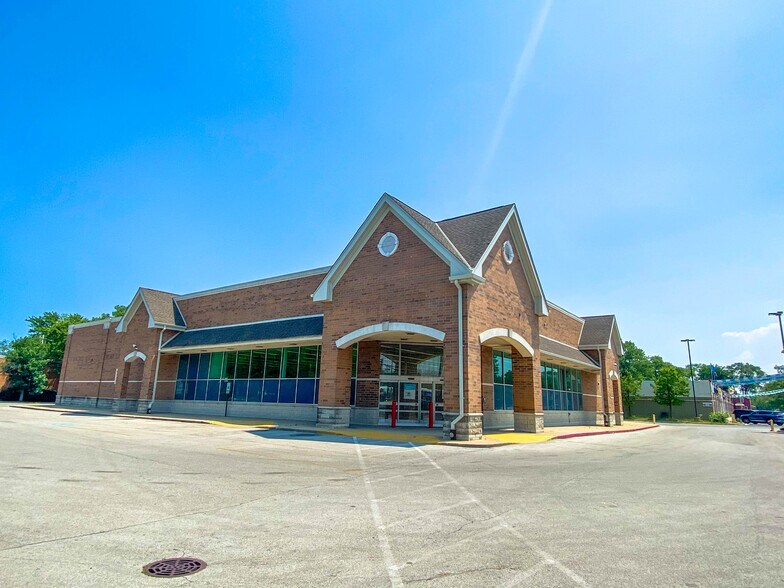 More Photos Of 2011 E 95th St, Chicago Drugstore For Sale