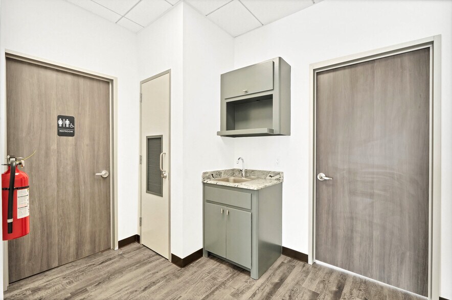 More Photos Of 12280 Broadway St, Pearland Office For Lease