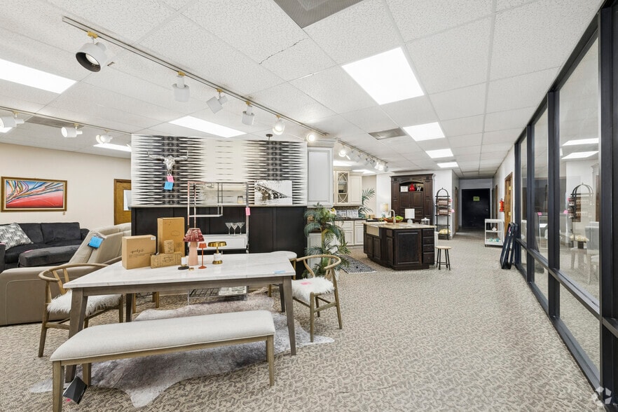 More Photos Of 1076 Sunset Blvd, West Columbia Showroom For Lease