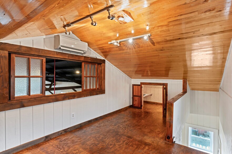 More Photos Of 20704 Ashburn Rd, Ashburn Unknown For Lease