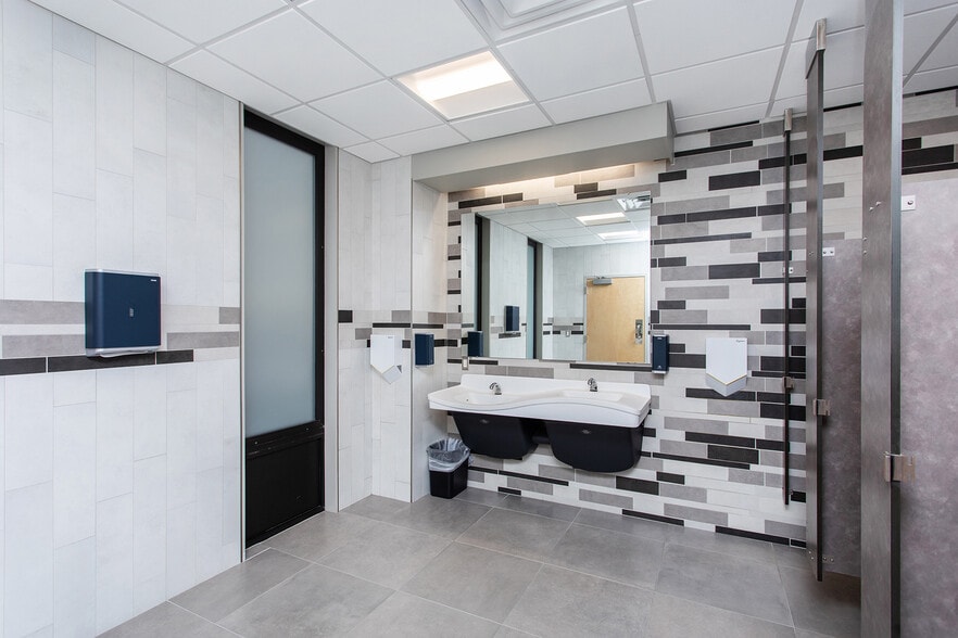 More Photos Of 120 Erie Blvd, Schenectady Bank For Lease