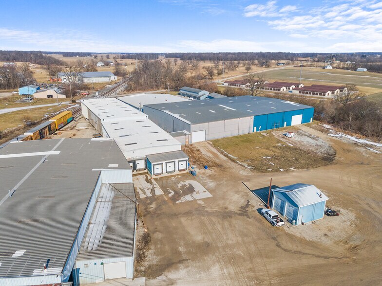 More Photos Of 908-918 E Franklin St, Hartford City Manufacturing For Lease