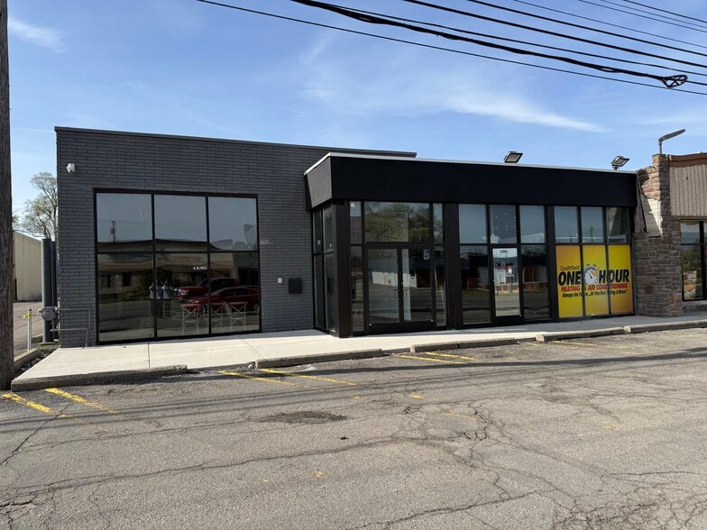 Primary Photo Of 24061 W 10 Mile Rd, Southfield Storefront Retail Office For Sale