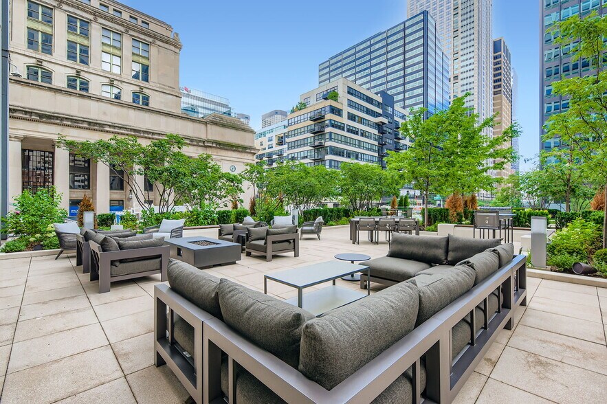 More Photos Of 222 S Riverside Plz, Chicago Office Residential For Lease