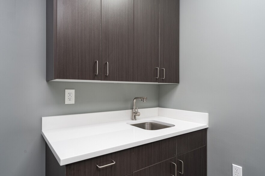 More Photos Of 845 Newark Ave, Jersey City Medical For Lease