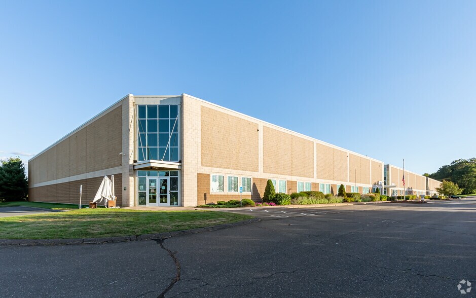 More Photos Of 75 International Dr, Windsor Warehouse For Lease