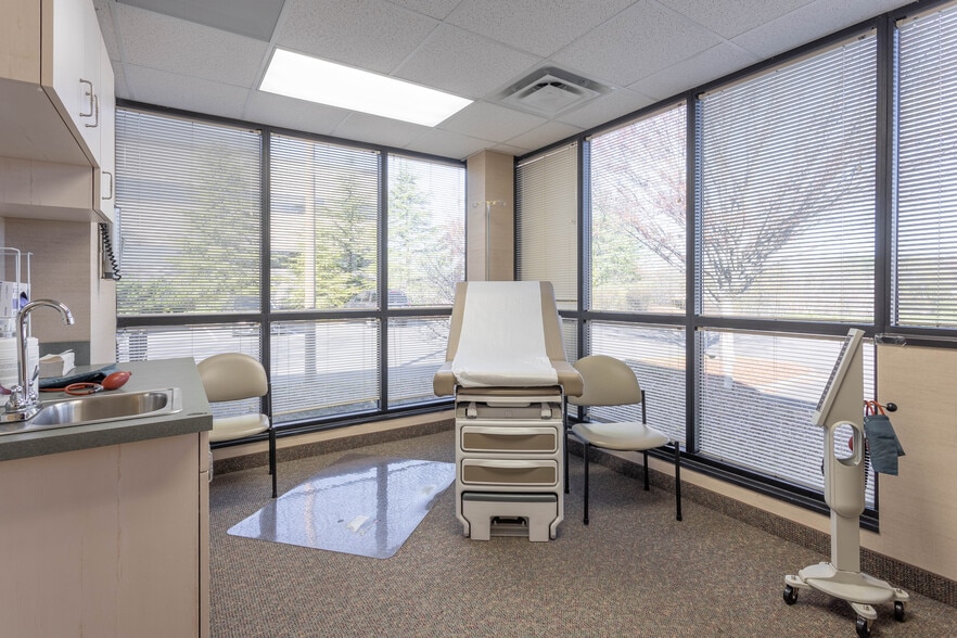 More Photos Of 730 Highland Oaks Dr, Winston-Salem Medical For Sale